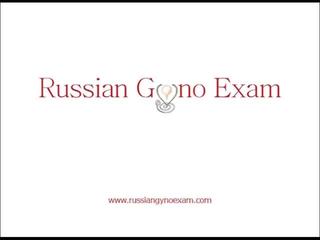En plumpy barmfager russisk femme fatale på en gyno eksamen