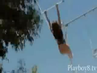 Metsik ihualasti nukud naudib bungy jumping lihtsalt nagu a reaalne gymnasts