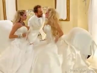 Dva blondies s obrovský baloons v bridal dresses sdílet jeden šachta