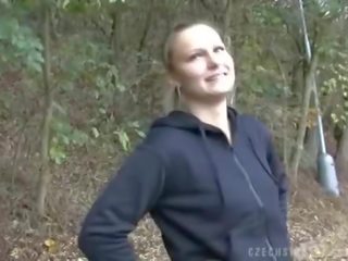 Tschechisch dame war aufheben nach oben für öffentlich erwachsene video