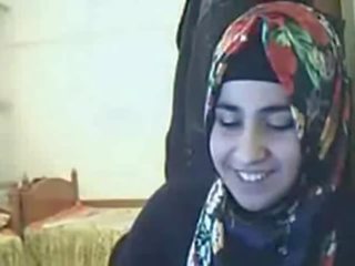 Film - hijab pacar perempuan menunjukkan bokong di kamera web