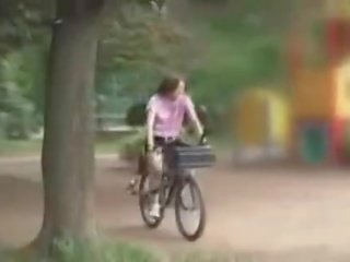 Japansk unge dame masturbated mens ridning en specially modified skitten klipp bike!
