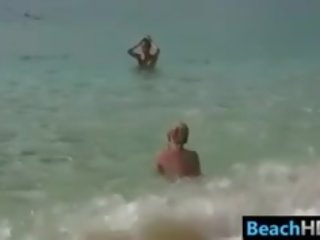 Naken flickor vid den strand