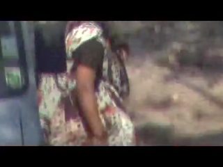 Indieši aunties rīcība urīns ārā slēpts kamera filma