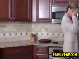 Madre en ley follando en la cocina