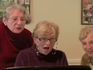 3 grannies react đến to đen johnson bẩn phim quay phim