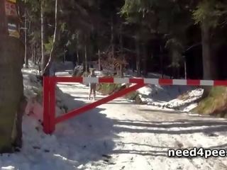 Τρελό ήμισυ γυμνός γκόμενα κατούρημα σε snow