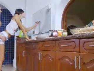 Момичета опитвайки орално x номинално клипс в на кухня
