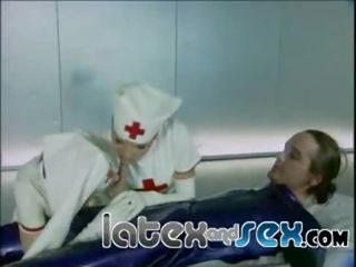 Látex enfermeras tratar un goma gas máscara joven