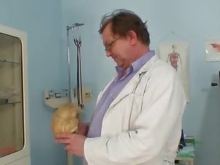 Middle-aged stazka gynécologue fétichisme réel examen à cochon gynécologue offic