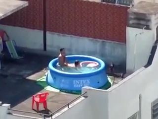 Flagrou os vizinhos fazendo sekso na piscina