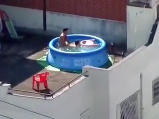 Flagrou os vizinhos fazendo sexo nvt piscina