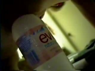 A botol of purified water brings her to orgasme vid