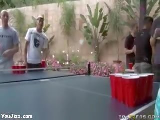 Brünett naine mängib tabel tennis ja fucks