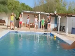Шість голий дівчинки по в басейн від poland