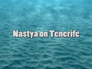 प्रीट्टी nastya स्विम्मिंग न्यूड में the सागर