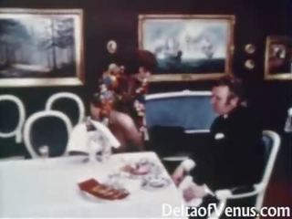 Vintáž dospelé klip 1960s - chlpaté dospelé bruneta - stôl pre tri