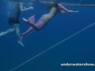Nastya y masha son nadando desnuda en la mar