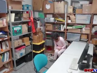 Väike kolledž võrgutaja kat arina fucks sisse a kontoris