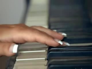 Krūtinga blondie darbų brandinamam pagrobimas apie as pianinas