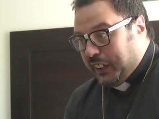 Puta locura e lezetshme adoleshent merr një fytyra i plotë i spermë nga një priest - go2cams.com