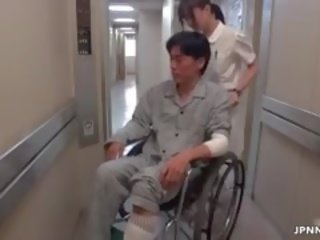 Кокетливий азіатська медсестра йде божевільна