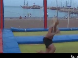 Çekici akrobatik genç kızlar sahip olan eğlence üzerinde tatil