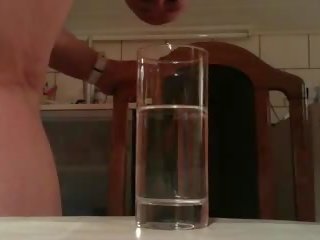 Riesig 6 mal unter wasser samenerguss im ein glas von wasser !