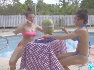 Camsoda gençler ile büyük anne ve büyük tüysüz launch bir watermelon patlamak ile sikiş makinesi ba