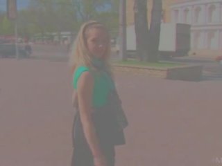 Ουκρανός/η κορίτσι του σχολείου πόζα σε ζαρτιέρες