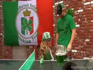 Busty vợ và xanh lục bia đi trong vì một vui vẻ st paddys ngày