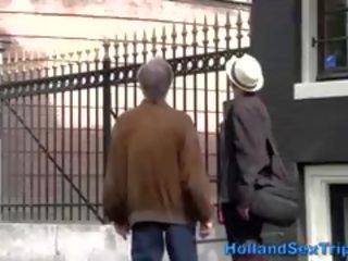 Viejo turista miradas para adulto vídeo en amsterdam