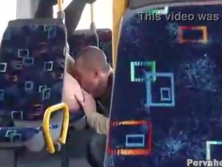 Porno en exhibitionist koppel op publiek bus