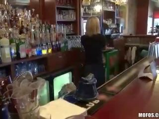 Паління barmaid трахкав по непристойна клієнт