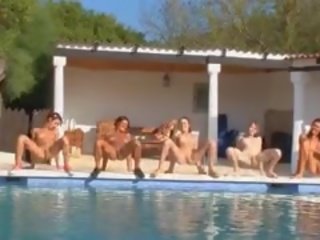 Six nu meninas por o piscina a partir de poland