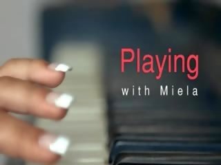 Dögös blondie játszadozik kéjbarlang tovább a zongora