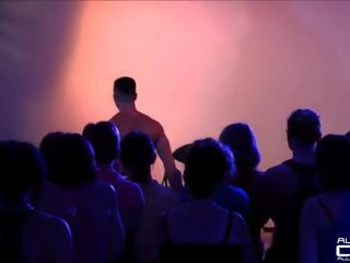 Ranskalainen amatööri tytöt haparoi mukaan uros- strippari onstage