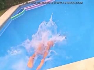 Perfekt arsch teenager tragen durchschauen badeanzug im die schwimmbad!