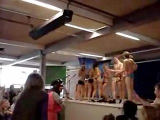 Deens hoog school- meisjes strippen in silkeborg gy