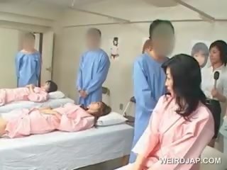 Aasialaiset ruskeaverikkö koulutyttö puhaltaa karvainen putz at the sairaalan