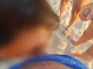 Masiva corrida en las tetas de mi mujer en la playa de Cap D'Agde