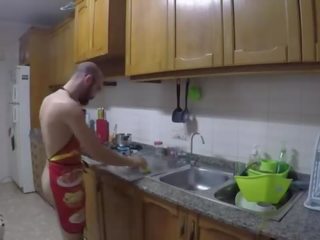 Cooking alasti ja syöminen pillua