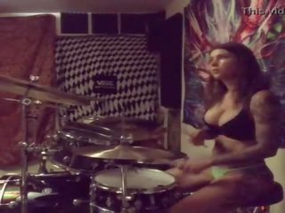 Felicity feline drums في لها الملابس الداخلية في منزل