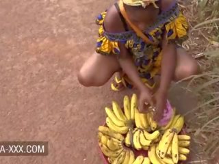Mustanahaline banaan seller tütar võrgutas jaoks a suurepärane seks film