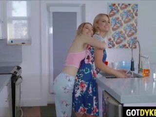 Lesbietiškas seksas filmas su viliojantis puma kaimynas