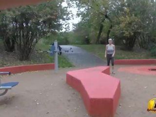 Jump y running desnudo en público parque por katerina-hartlova