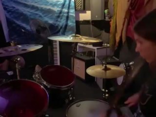 Felicity feline drumming garš jam