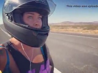 Felicity feline motorcycle stunner pagsakay aprilia sa bra