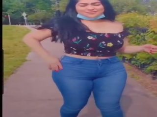 Lorena dashuron në mov larg të saj bythë në publike