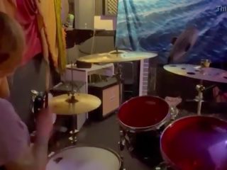 Felicity feline drumming dalam beliau lockout